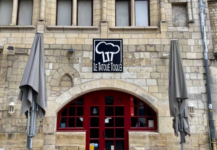 BISTROT THAÏ REPREND LE TATOUÉ-TOQUÉ